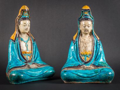 null Two glazed terracotta Avalokiteçvara Guanyns, glazed in three colours, blue,...