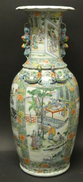 null Important vase balustre en porcelaine et émaux de la famille verte à décor de...