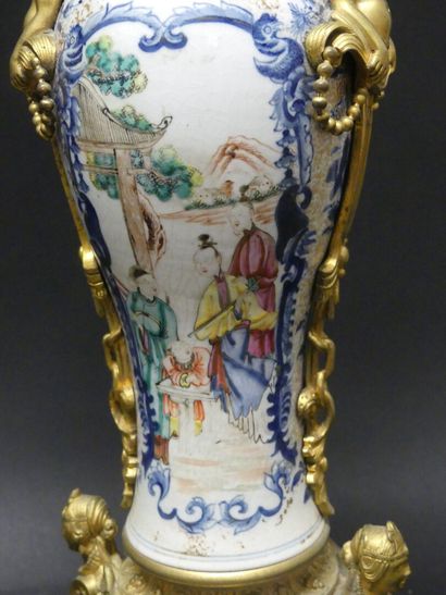null Vase en porcelaine et émaux polychromes à décor de personnages devant une pagode,...