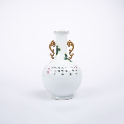 null Vase bouteille en porcelaine et émaux famille rose, à décor de deux grues sous...