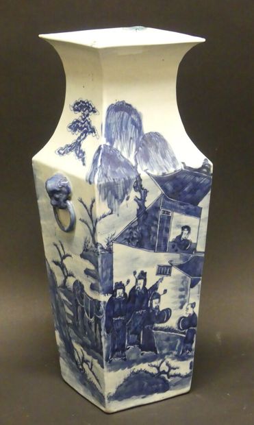 null 
Grand vase de forme quadrangulaire en porcelaine bleu-blanc à décor de personnages...