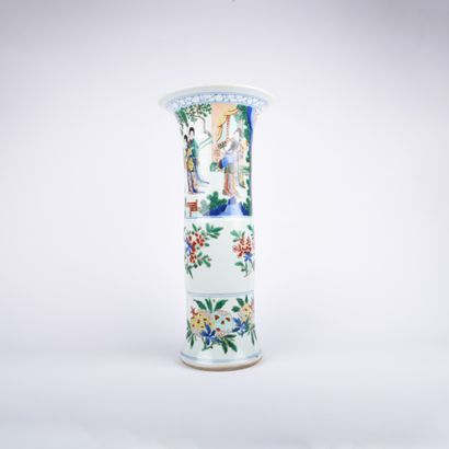 null Vase Gu en porcelaine et émaux de la famille verte, à décor de personnages,...