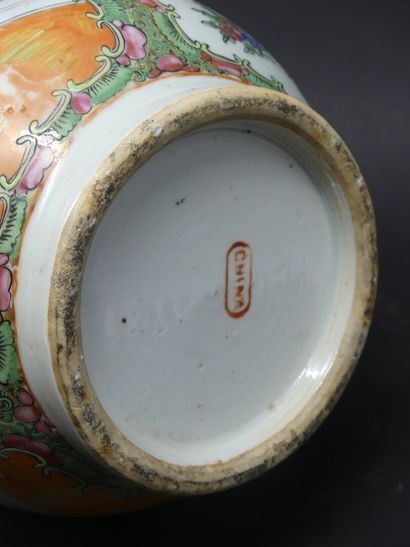 null CANTON 

Polychrome porcelain brocaded basin with court scenes. (basin heavily...