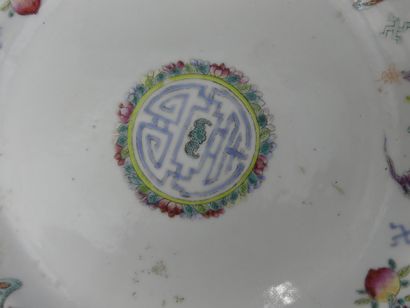 null Porcelain plate decorated with farandoles of taotis.

China, Qianlong.

Diameter...