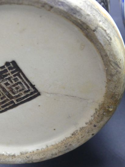 null Paire de vases en céramique de Nankin, col bleu

Chine, fin XIXe

H: 45 cm.

(restaurations...