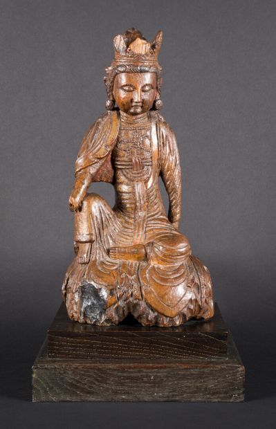 null Statuette en bois sculpté, anciennement laqué et doré, représentant la divinité...