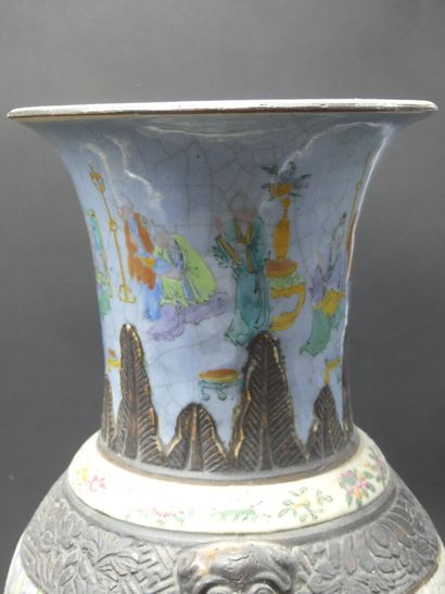 null Paire de vases en céramique de Nankin, col bleu

Chine, fin XIXe

H: 45 cm.

(restaurations...