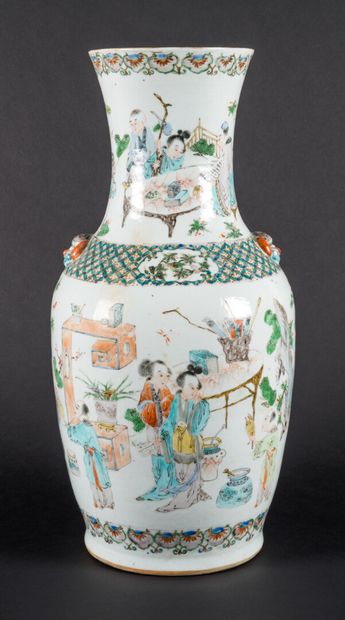 null Vase en porcelaine et émaux de la famille verte à décor d'assemblée de personnages.

Chine,...