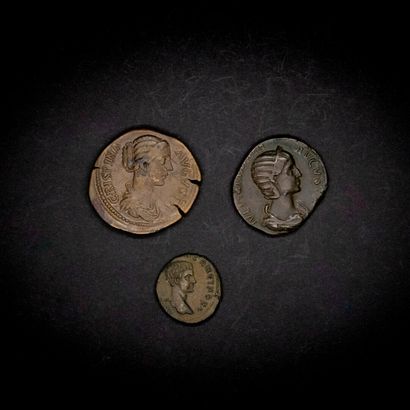null 
ROMAN EMPIRE 




Lot of three bronze coins including: a Diadumenian Quadran...