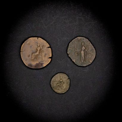 null 
ROMAN EMPIRE 




Lot of three bronze coins including: a Diadumenian Quadran...