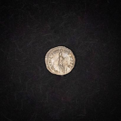 null ROMAN EMPIRE 

Last silver Maxime

Weight : 3.3 g Very Fine