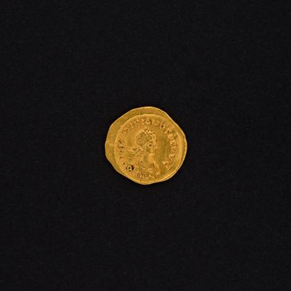 null ROMAN EMPIRE

VALENTINIAN III- Gold triens, struck in Constantinople R / Standing...