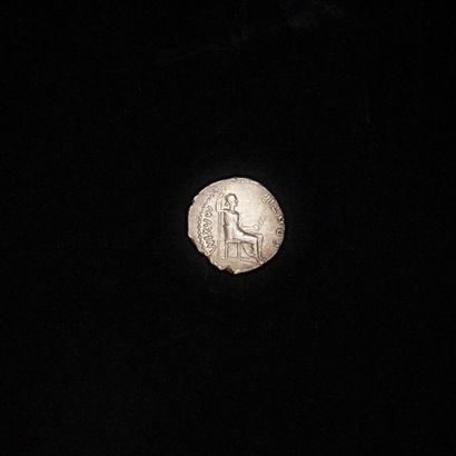 null ROMAN EMPIRE 

A silver denarius Tiberius R/ Livia seated right 

Weight: 3.8...