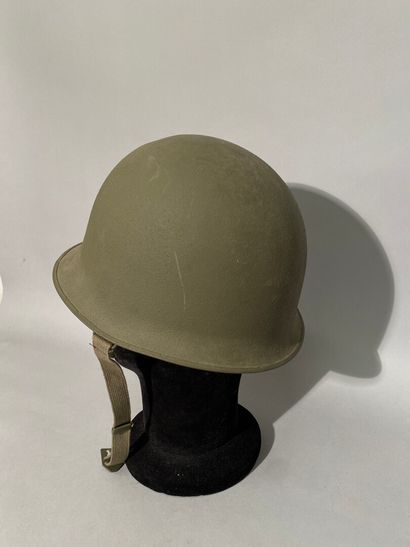 null Lot de trois casques Français dont 2 modèle 1951 avec sous-casque,on y joint...