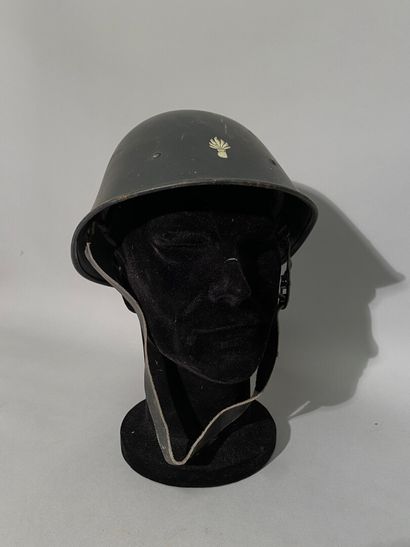 null Lot de quatre casques divers dont hollandais ou roumain peint en noir avec grenade...