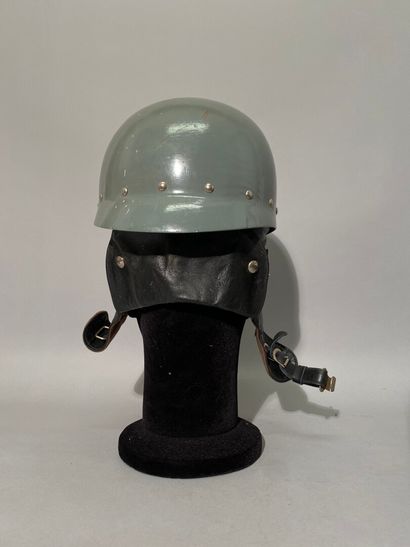 null Lot de quatre casques divers dont hollandais ou roumain peint en noir avec grenade...