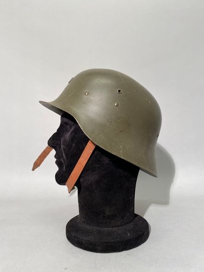 null Casque espagnol modèle 1926 avec son intérieur et sa jugulaire, on y joint un...