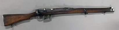 null 
Intéressante modification d'un fusil Lee Enfield S.M.L.E. (fabrication indienne)...