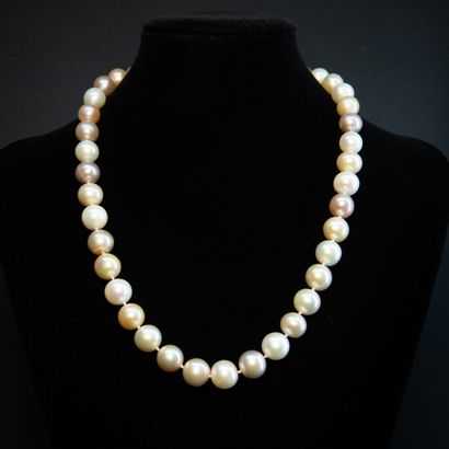 null Collier de perles de culture baroques diam : 10 à 11 mm environ, fermoir or...