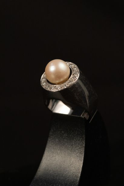 null Bague chevalière, perle de culture diamètre 9 mm, entourage diamants taille...