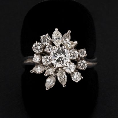null Bague marguerite diamants taille brillant et navette, central 0.60 carat environ,...