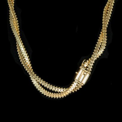 null Collier " noeud" en or, maille fantaisie.

Vers 1960

Poids: 37.8 g - L: 40...