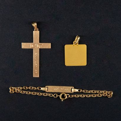 null Deux pendentifs croix et médaille on y joint un bracelet d'identité " Thierry"...
