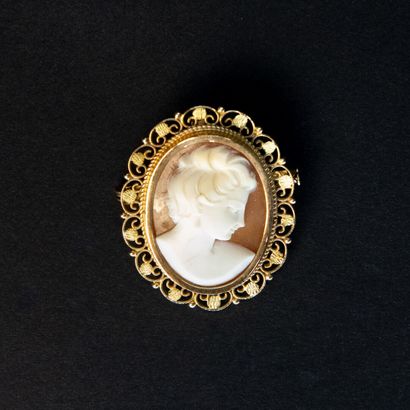 null Broche pendentif profil de jeune fille gravé en camée sur coquillage, monture...