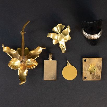 null Deux médailles dont une signée AUGIS, bague jonc, pendentifs orchidées en or...