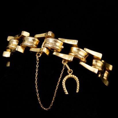 null Bracelet maille fantaisie en or agrémenté d'un pendentif en fer à cheval.

Poids...