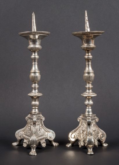 null Deux pique-cierges tripodes en bronze argenté.

Style Louis XV, XIXe

H : 40...