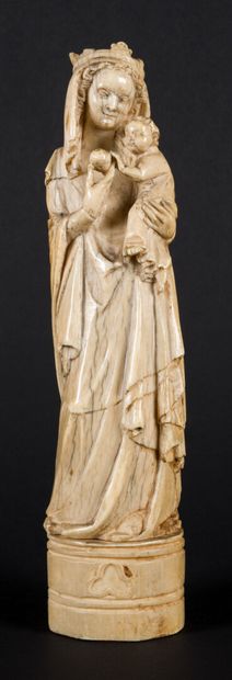 null Vierge à l'Enfant en ivoire sculpté.

XIXe siècle

Hauteur : 23,5 cm