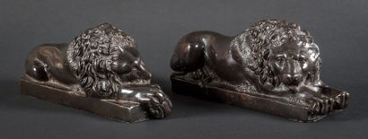 null Paire de lions couchés en bronze à patine noire.

L : 21 - l : 9 - H : 5 cm...