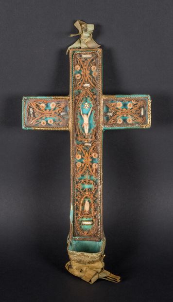 null Crucifix-reliquaire en paperolles.

XVIIIe

30 x 21 cm (accidents)