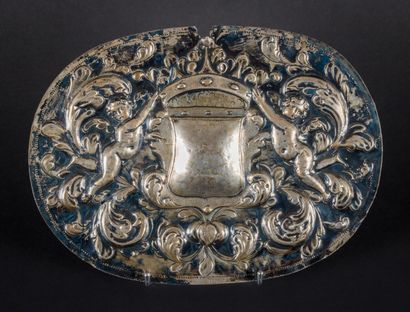 null France, XVIIe siècle. 

Plaque de coffret 

De forme ovale en argent estampé...