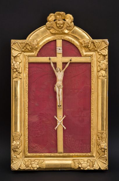 null Crucifix en ivoire.

Cadre bois doré à décor de tête d'angelot.

72 x 45 cm

(petits...