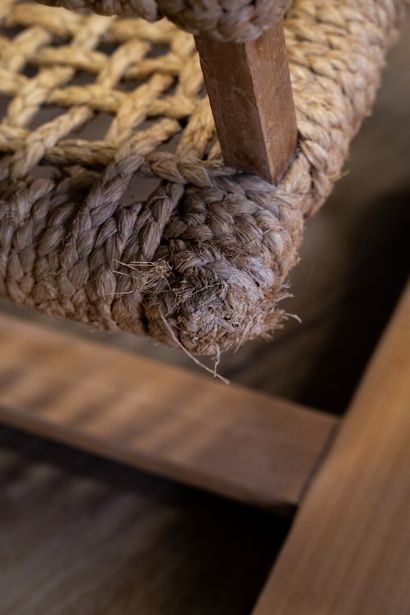 null AUDOUX-MINET (XXème)

Fauteuil à accotoirs en bois courbé et corde tressée pour...