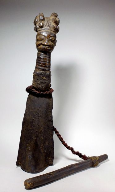 null Sonnaille Bamoun (Cameroun)

Gong en métal surmonté d'une tête à la coiffure...