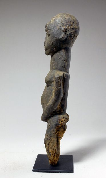null Statuette Lobi (Burkina faso)

Statuette féminine dont le front est orné d'un...