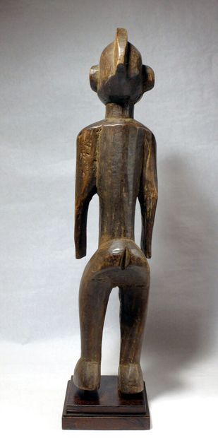 null Statuette Véré (Nigéria)

Imposante statue debout les bras détachés du corps,...