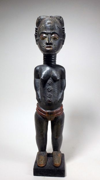 null Statuette Baoulé (Côte d'Ivoire)

Statuette féminine les bras le long du corps,...