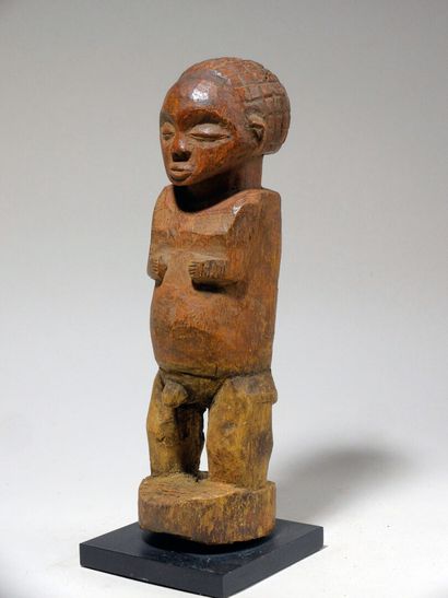 null Statuette Lunda-Tchokwé (Angola)

Statuette masculine aux bras étonnament petits...