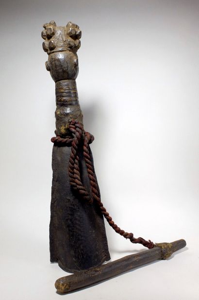 null Sonnaille Bamoun (Cameroun)

Gong en métal surmonté d'une tête à la coiffure...