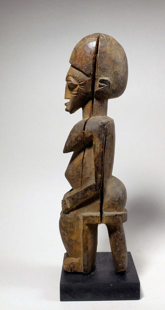 null Statuette Lobi (Burkina faso)

Personnage féminin assis sur un tabouret, les...