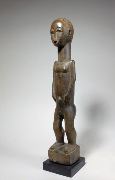 null Statuette Baoulé (Côte d'Ivoire)

Personnage debout les bras le long du corps,...