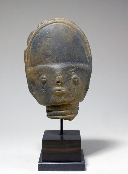 null Tête Ashanti (Ghana)

Terre cuite Ashanti représentant un visage au cou annelé....