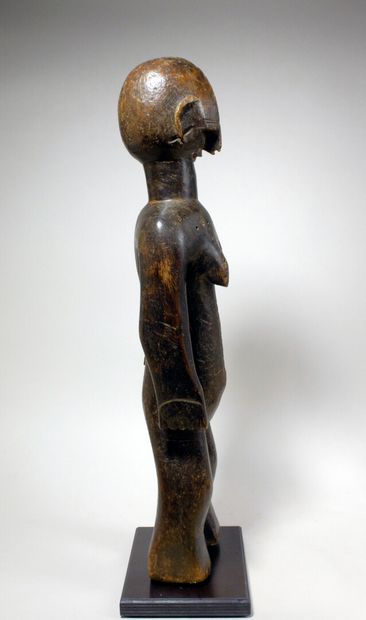 null Statuette Bambara

Statuette féminine aux bras détachés du corps, le ventre...