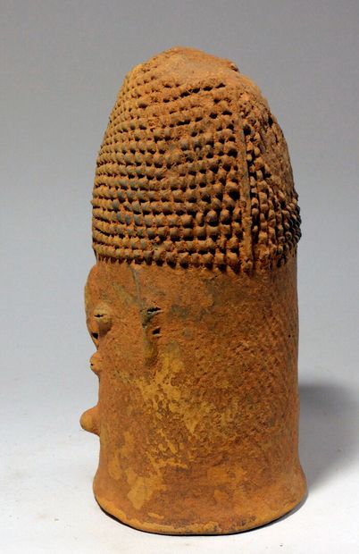 null Tête Bura (Burkina faso)

Elégante tête de forme conique (intérieur évidé) en...