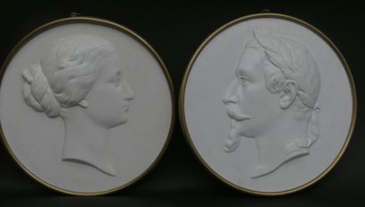 null Paire de tondo en céramo-marbre représentant l'Empereur Napoléon III et l'Impératrice...