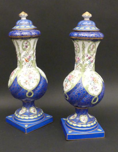null BERLIN

Paire de vases balustres couverts en porcelaine polychrome à fond bleu

Début...